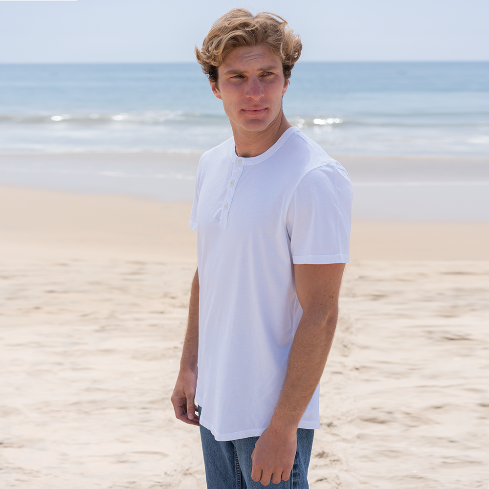 #color_white organic cotton Short Sleeve Henley Curved Hem t-shirt Close